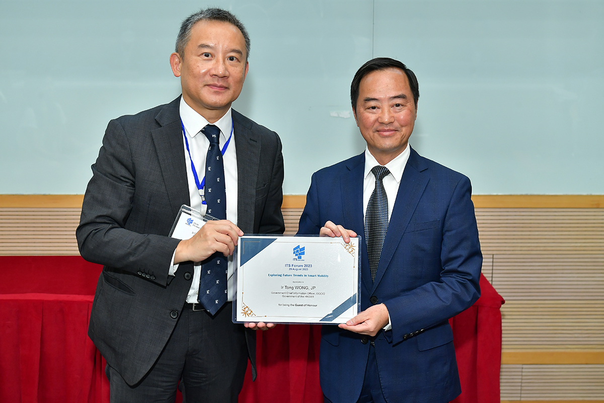 Ir Tony Wong, Government Chief Information Officer (right), received certificate of appreciation from Ir Charles So, President, Intelligent Transportation Systems Hong Kong (left) at the “Intelligent Transportation Systems Hong Kong – Annual Technical Forum”. 