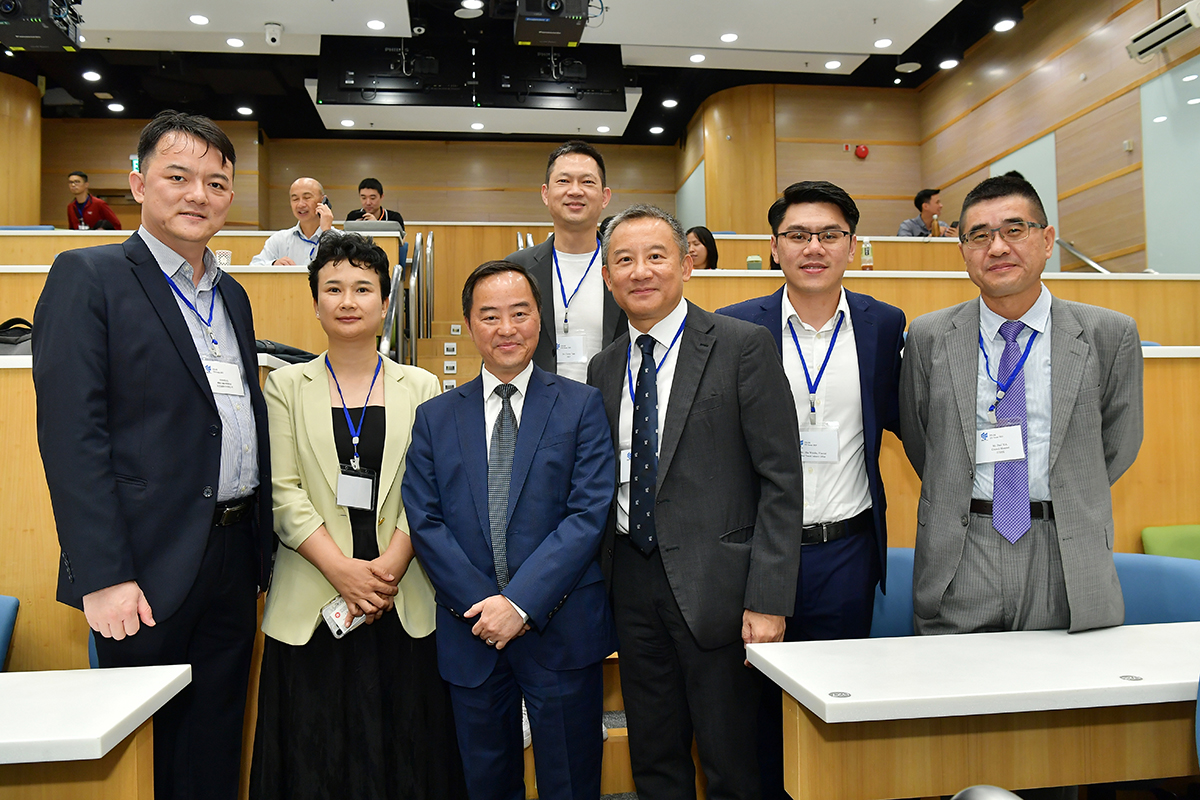 Ir Tony Wong, Government Chief Information Officer (front row 3rd left), joins Ir Charles So, President, Intelligent Transportation Systems Hong Kong (front row 3rd right), and other guests for a group photo at the “Intelligent Transportation Systems Hong Kong – Annual Technical Forum”.