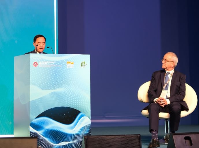 Ir Tony Wong, Government Chief Information Officer, delivered the co-opening remarks at the “France Seminar” with Mr Gérard Wolf, International Sustainable City Federator to the French Minister of Europe and Foreign Affairs on stage.