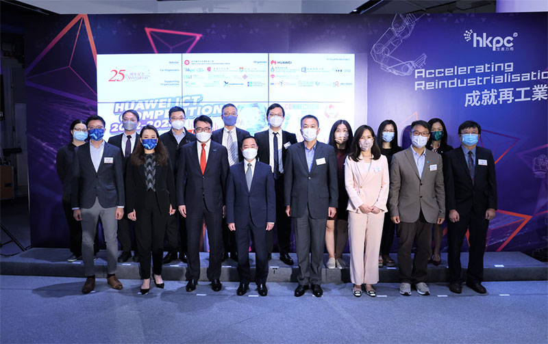 Mr Tony Wong, Deputy Government Chief Information Officer (4th left in first row), Mr Jerry Ji, Managing Director of Huawei Hong Kong Enterprise Business Group (4th right in first row), Dr Lawrence Cheung, Chief Innovation Officer of Hong Kong Productivity Council (3rd left in first row), Ms Sunny Ding, Director of Channel & Alliance, Huawei Hong Kong Enterprise Business Group (3rd right in first row), and Ms Karen Fung, General Manager of Inno Preneur and Future Skills Division of Hong Kong Productivity Council (2nd left in first row), in group photo with other guests.