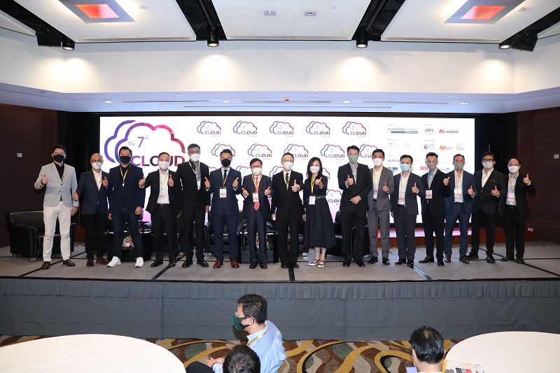 Mr. Victor Lam, Government Chief Information Officer (8th left), in group photo with guests and speakers at “The 7th Cloud Forum”.