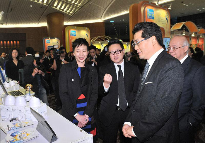 Mr. Gregory KL So (GBS, JP, Secretary for Commerce and Economic Development) visited the exhibition booth