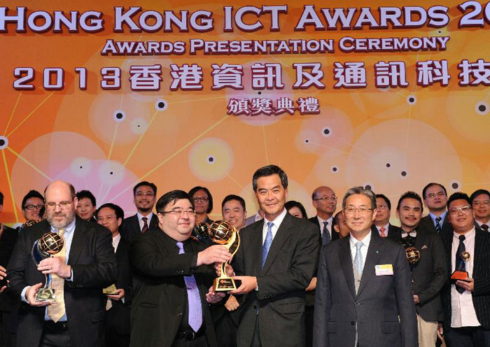 Mr. CY Leung (GBM, GBS, JP, Chief Executive) presented prize to the award winners