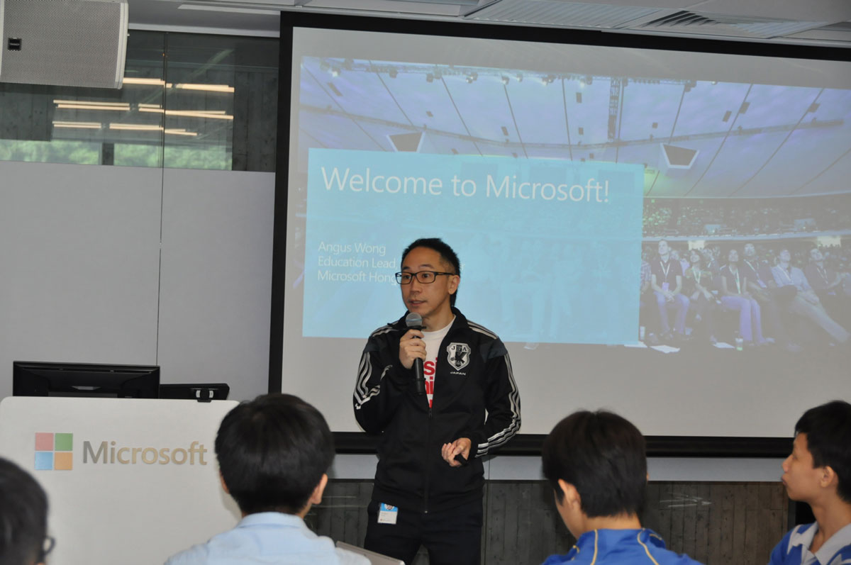 Students attending a presentation delivered by AI Expert of Microsoft – photo 7