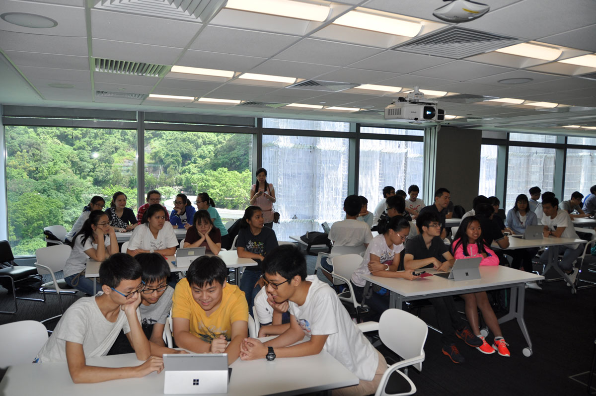 Students learning coding for applications with Al and machine learning functions – Photo 9