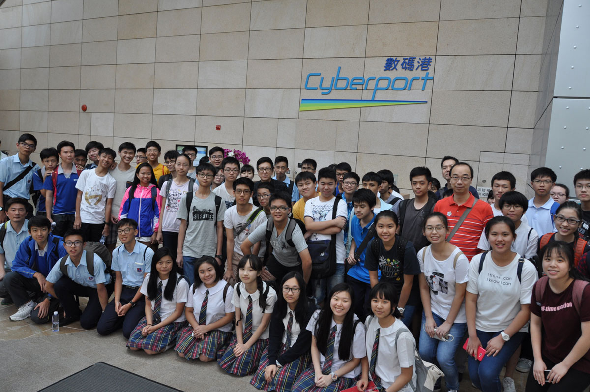 Group photo after paying visit to Cyberport – photo 10