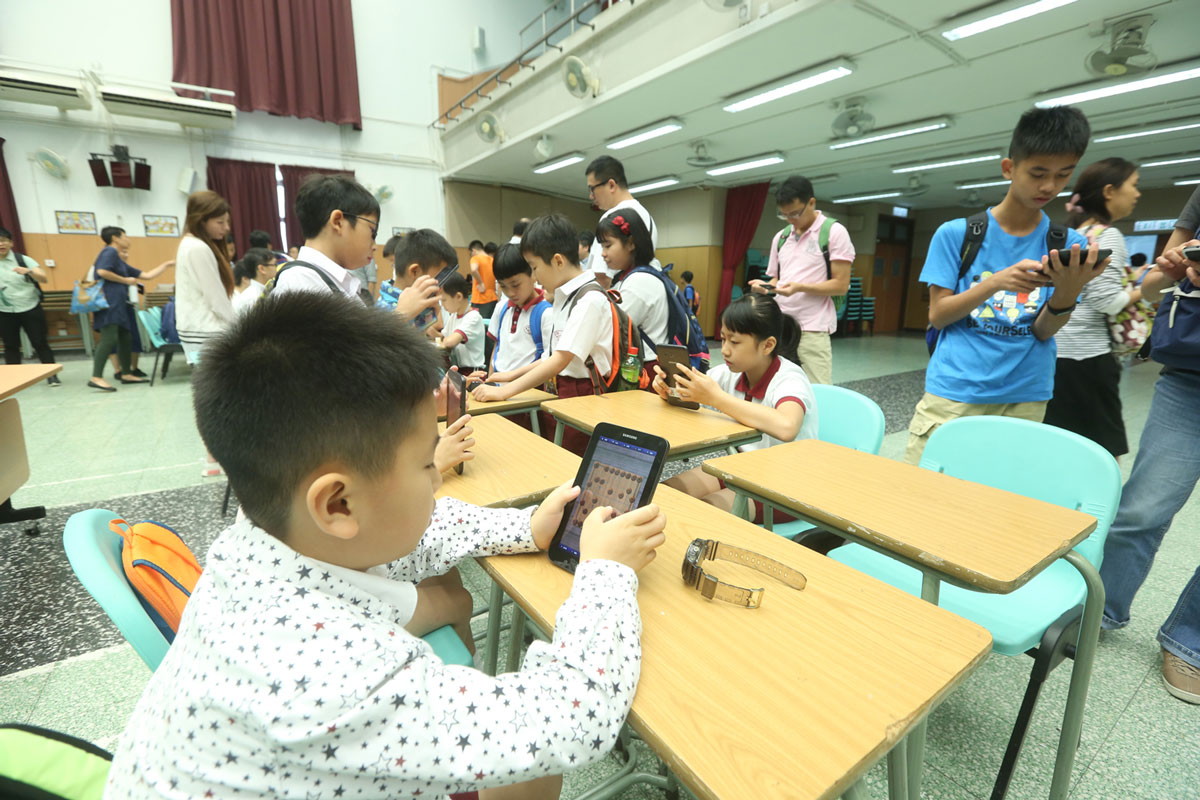 Students trying the AI Chinese Chess Program – photo 15