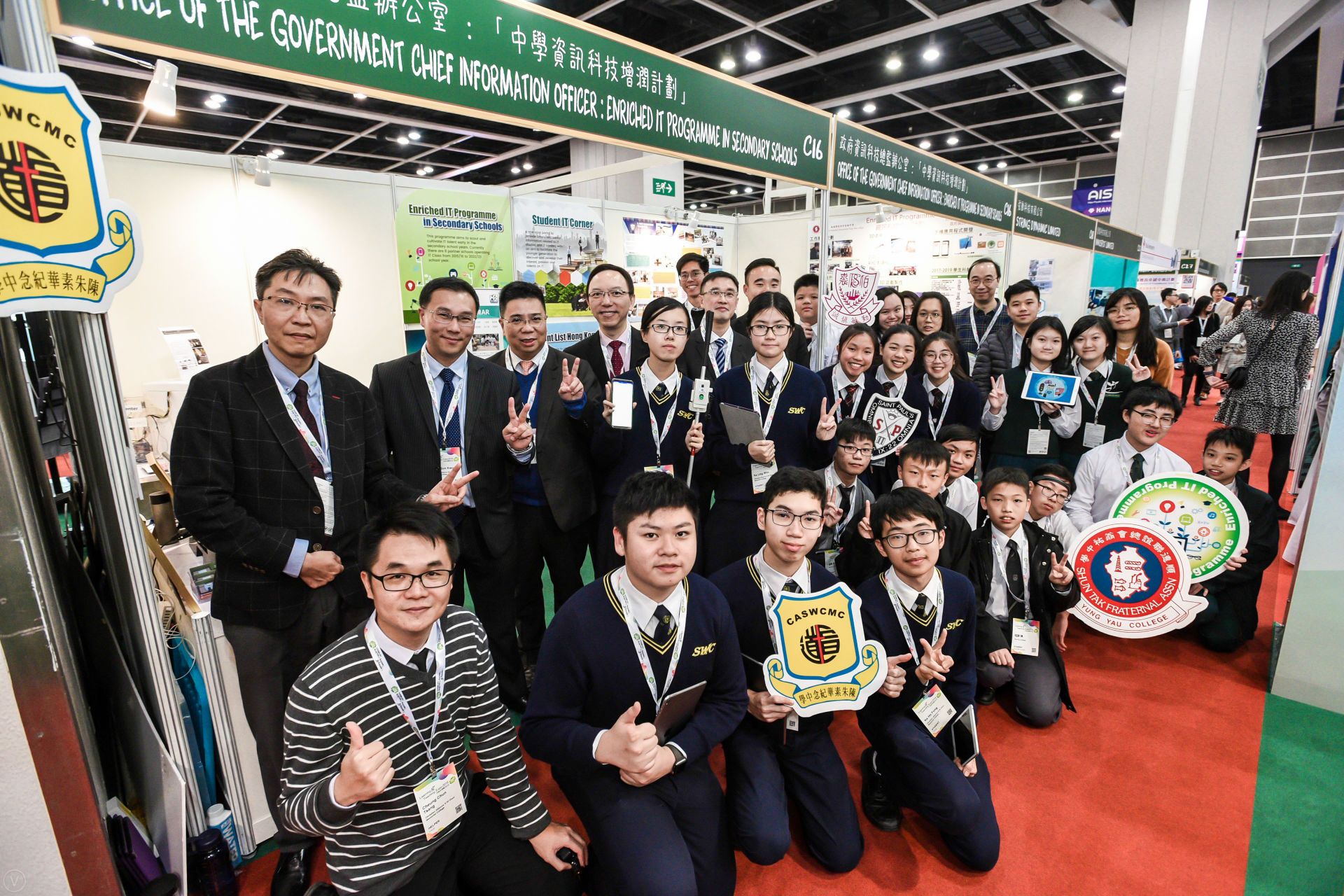 Group photo of Mr Victor Lam, Government Chief Information Officer, with all students and teachers on 11 December 2019.