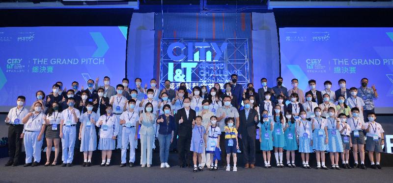Group photo of the first City Grand Challenge Grand Pitch and Award Presentation Ceremony on 16 October 2021. Photo shows (first row, from eighth left) Ms Rebecca Pun, the Commissioner for Innovation and Technology; Ms Annie Choi, the Permanent Secretary for Innovation and Technology; Mr Alfred Sit, the Secretary for Innovation and Technology; Mrs Carrie Lam, the Chief Executive; Dr Sunny Chai, the Chairman of the Board of Directors of the Hong Kong Science and Technology Parks Corporation (HKSTP); and Mr Albert Wong, the Chief Executive Officer of the HKSTP, with the contestants.