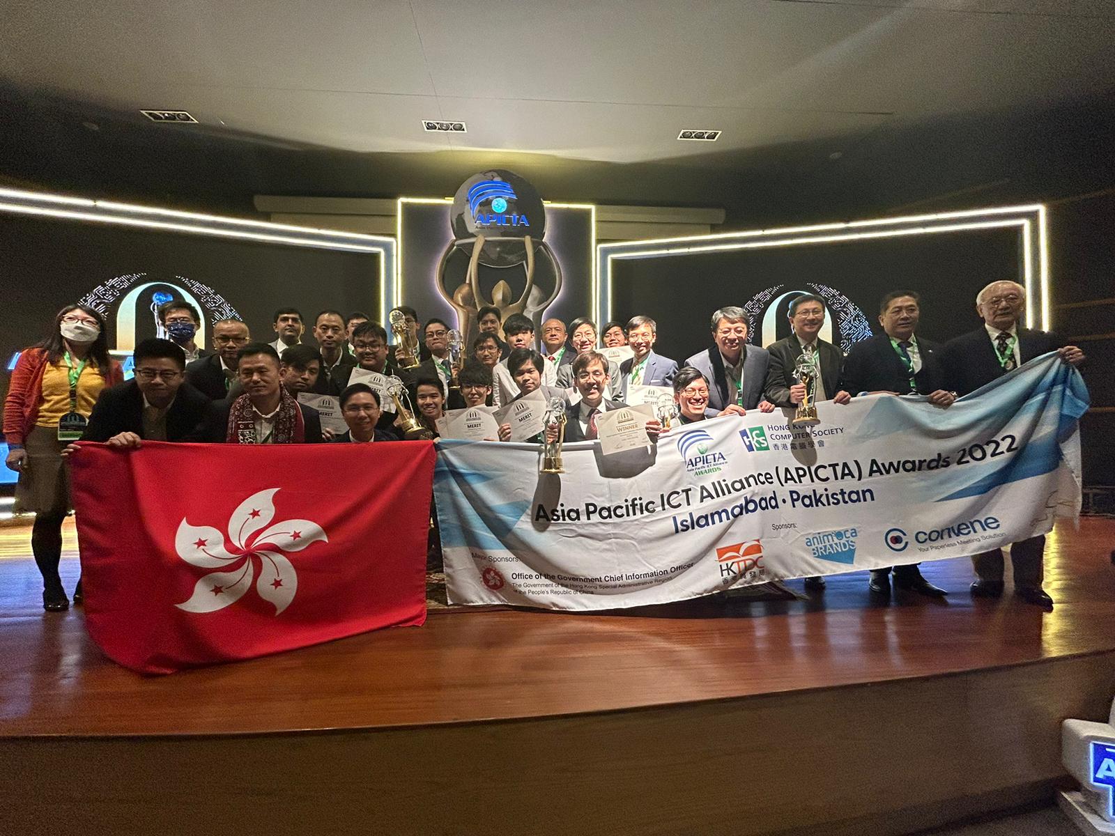 Group photo of the Hong Kong delegation taken after the presentation ceremony held on 11 December 2022.