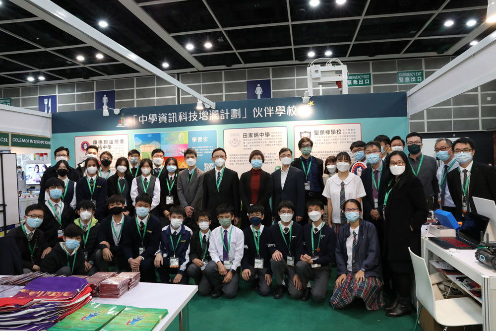 Group photo of Mr Victor Lam, Government Chief Information Officer, with all students and teachers.