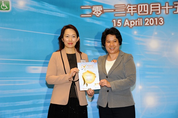 The Permanent Secretary for Commerce and Economic Development (Communications and Technology), Miss Susie Ho, JP (right), presents a Gold Award certificate to the Executive Director of Hong Kong Council on Smoking and Health, Ms Vienna Lai Wai-yin