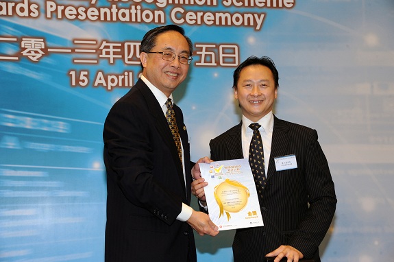 Equal Opportunities Commission member, Mr Nelson Yip, MH (right), presents a Gold Award certificate to Executive Vice President of The Hong Kong Polytechnic University, Mr Nicholas W. Yang