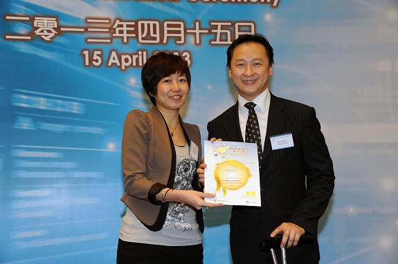 Equal Opportunities Commission member, Mr Nelson Yip, MH (right), presents a Gold Award certificate to the Project Manager of MINT Asia Limited, Miss Mabel Yuen