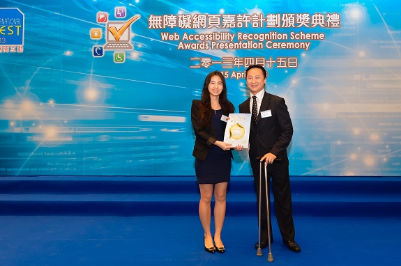 Equal Opportunities Commission member, Mr Nelson Yip, MH (right), presents a Gold Award certificate to the Corporate Account Executive of Object Valley (Asia Pacific) Limited, Miss Liao Yan-Jun