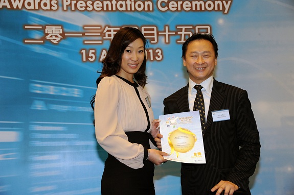 Equal Opportunities Commission member, Mr Nelson Yip, MH (right), presents a Gold Award certificate to the Business Development Manager of Object Valley (Asia Pacific) Limited, Miss Salina Cheng