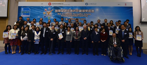 Officiating guests and Advisory Committee members in group photo with representatives of gold award-winning organisations
