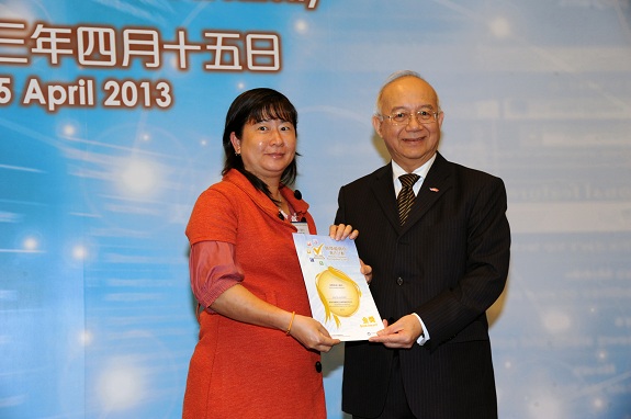 Government Chief Information Officer, Mr Daniel Lai, BBS, JP (right), presents a Gold Award certificate to the Chief Manager (Info & Communication Services) of Prince of Wales Hospital, Ms Christine Choi
