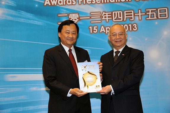 The Government Chief Information Officer, Mr Daniel Lai, BBS, JP (right), presents a Gold Award certificate to Provost of The Chinese University of Hong Kong, Professor Benjamin W. Wah
