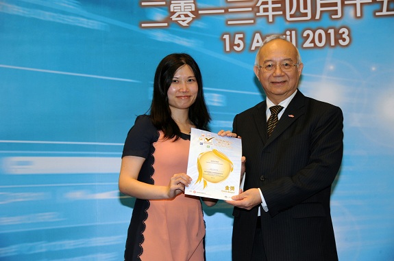 Government Chief Information Officer, Mr Daniel Lai, BBS, JP (right), presents a Gold Award certificate to the Market Manager II (IT) of Vegetable Marketing Organization, Ms Leung Ka-Yee