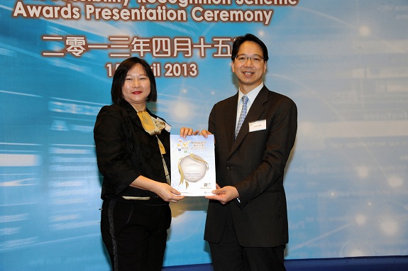 立法会议员莫乃光先生(右)颁发银奖嘉许状予陆适有限公司创办人及总裁韦佩华小姐