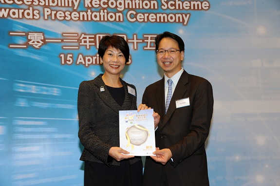 立法会议员莫乃光先生(右)颁发银奖嘉许状予香港旅游发展局副总干事雷咏闲女士