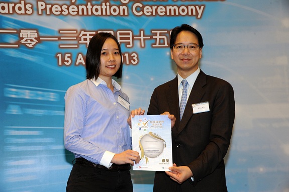 立法会议员莫乃光先生(右)颁发银奖嘉许状予香港轮椅辅助队有限公司中心主任黄钰庭女士