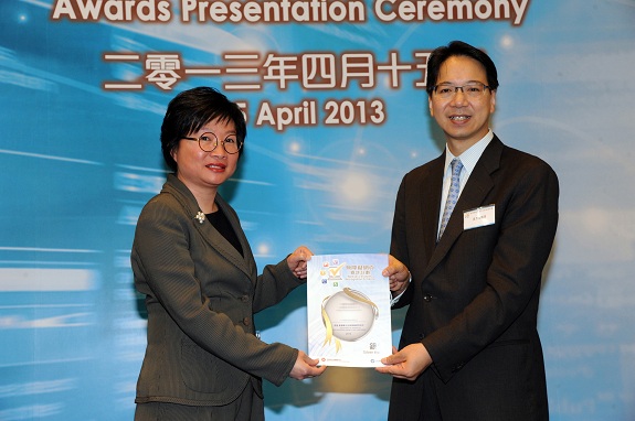Legislative Council member, Hon Charles Mok (right), presents a Silver Award certificate to the General Manager - Corporate Communications of Hutchison Telecommunications Hong Kong Holdings Limited, Ms Frances Ng