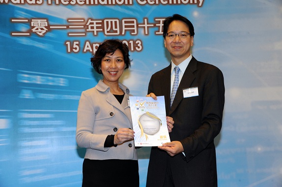 Legislative Council member, Hon Charles Peter Mok (right), presents a Silver Award certificate to the Head of Commerce & Marketing of Ngong Ping 360 Limited, Dr Stella Kwan