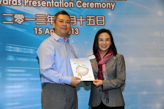 Legislative Council member, Dr Hon Elizabeth Quat, JP (right), presents a Silver Award certificate to the Project Manager of OEM Interactive Company Limited, Mr Richard Chui