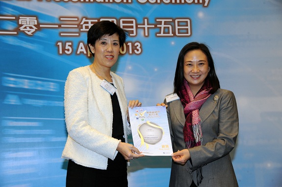 Legislative Council member, Dr Hon Elizabeth Quat, JP (right), presents a Silver Award certificate to the General Manager & Head of Human Resources & Corporate Communications Division of The Bank of East Asia, Ms Mimi Y‧M‧ Kam