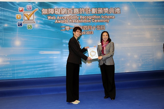 Legislative Council member, Dr Hon Elizabeth Quat, JP (right), presents a Silver Award certificate to the Officer of Caring Company Scheme, The Hong Kong Council of Social Service, Ms Kitty W‧S‧ Yung