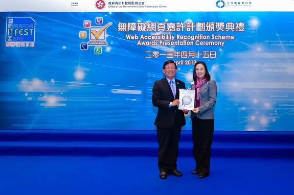 Legislative Council member, Dr Hon Elizabeth Quat, JP (right), presents a Silver Award certificate to the Senior Vice President of The Hong Kong Institution of Engineers, Ir Raymond Chan
