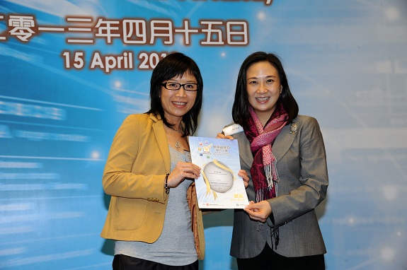 Legislative Council member, Dr Hon Elizabeth Quat, JP (right), presents a Silver Award certificate to the Registration Social Worker of The Hong Kong Society for Rehabilitation, Miss Jenny Lau