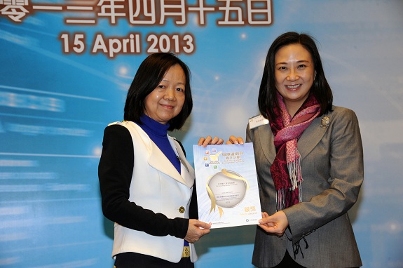 Legislative Council member, Dr Hon Elizabeth Quat, JP (right), presents a Silver Award certificate to the Director of The Hong Kong Society for the Deaf, Mrs Winnie Wong Ho Kit-Yuk