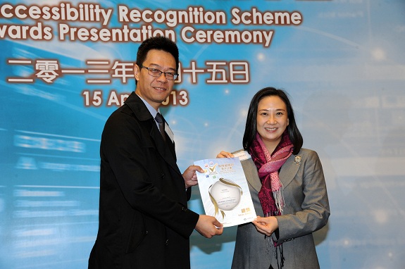 Legislative Council member, Dr Hon Elizabeth Quat, JP (right), presents a Silver Award certificate to the Head, Information Technology Services Office of Tung Wah College, Mr Pony Ma