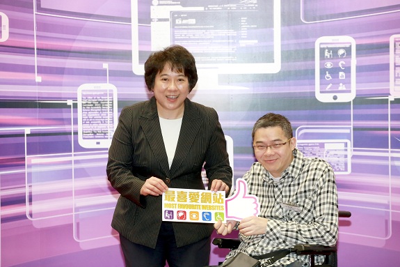 Miss Susie Ho, JP, the Permanent Secretary for Commerce and Economic Development (Communications and Technology) (left), presents the ″Most Favourite Website″ award to Mr Lam Leung Ming, Instructor of the Vocational Rehabilitation and Retraining Centre, Hong Kong Society for Rehabilitation.