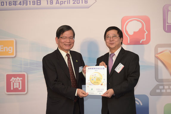Prof Alfred Chan, Chairperson of Equal Opportunities Commission, presents the “Easiest-to-use Mobile App” award to Dr Ng Nam, Vice-Chairperson of the Hong Kong Society for the Aged