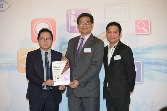 Ir Allen Yeung, Government Chief Information Officer, presents the “Most Favourite Mobile App” award to Mr Ryan Lau, System Manager and Mr Kelvin Wai, Senior Manager (Sales & Marketing) of MTR Corporation Limited