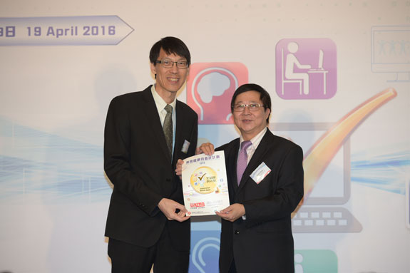 Prof Alfred Chan, Chairperson of Equal Opportunities Commission, presents the “Easiest-to-use Website” award to Mr Thomas Tong, Commercial Director of the Kowloon Motor Bus Company (1933) Limited