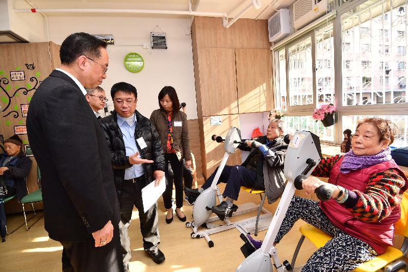 创新及科技局局长杨伟雄（左一）今日（二月十三日）在耆康会柴湾长者地区中心观看长者使用健体设施。