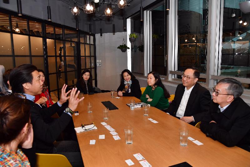 创新及科技局局长杨伟雄（右二）今日（二月十三日）参观共用工作空间blueprint期间，与初创企业代表倾谈。