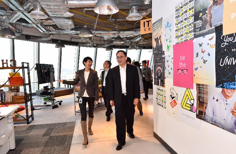 创新及科技局局长杨伟雄（右）今日（二月十三日）在Facebook大中华区总裁梁幼莓（左）陪同下，参观Facebook香港办公室。
