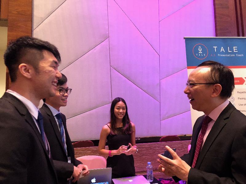 政府资讯科技总监林伟乔（右一）昨晚（十月十二日）在广州为参加第十八届亚太资讯及通讯科技大奖的香港代表打气。 
