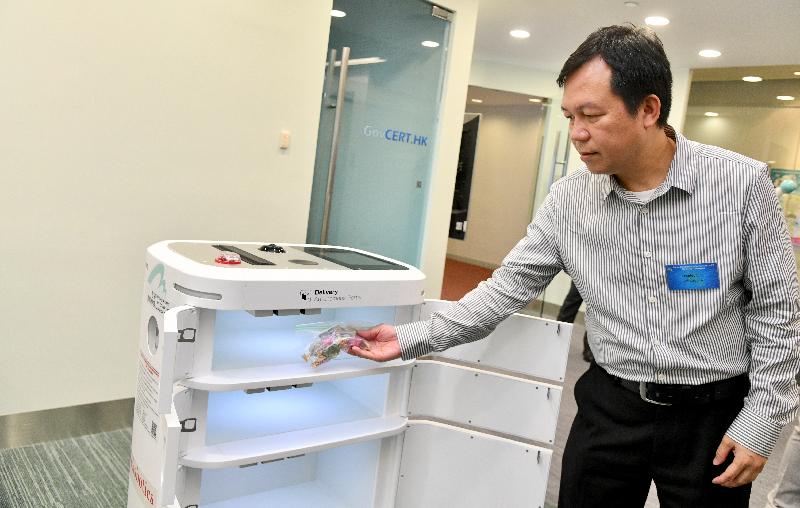 智慧政府创新实验室展出香港海关正在机场试用的传送机器人。这个可移动的机器人能依据预设路线传送物件。