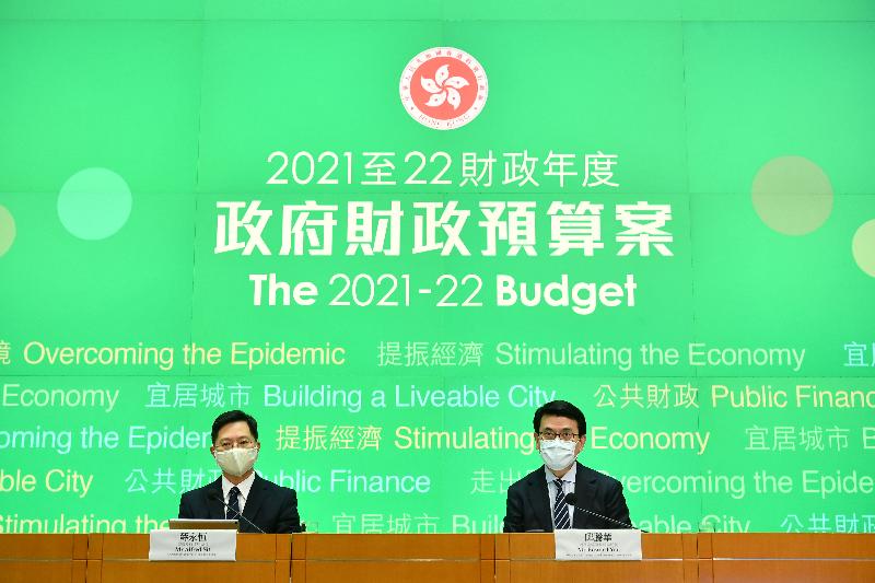 商务及经济发展局局长邱腾华（右）和创新及科技局局长薛永恒（左）今日（二月二十六日）举行记者会，阐述《财政预算案》中其政策范畴的相关措施。