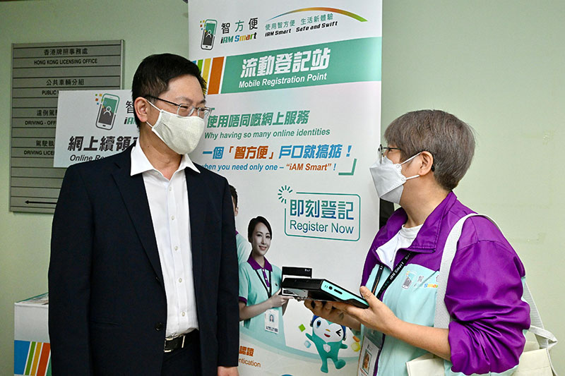 创新及科技局局长薛永恒（左）今日（五月十九日）视察设于运输署香港牌照事务处的「智方便」流动登记队，鼓励他们积极协助更多市民登记「智方便+」。