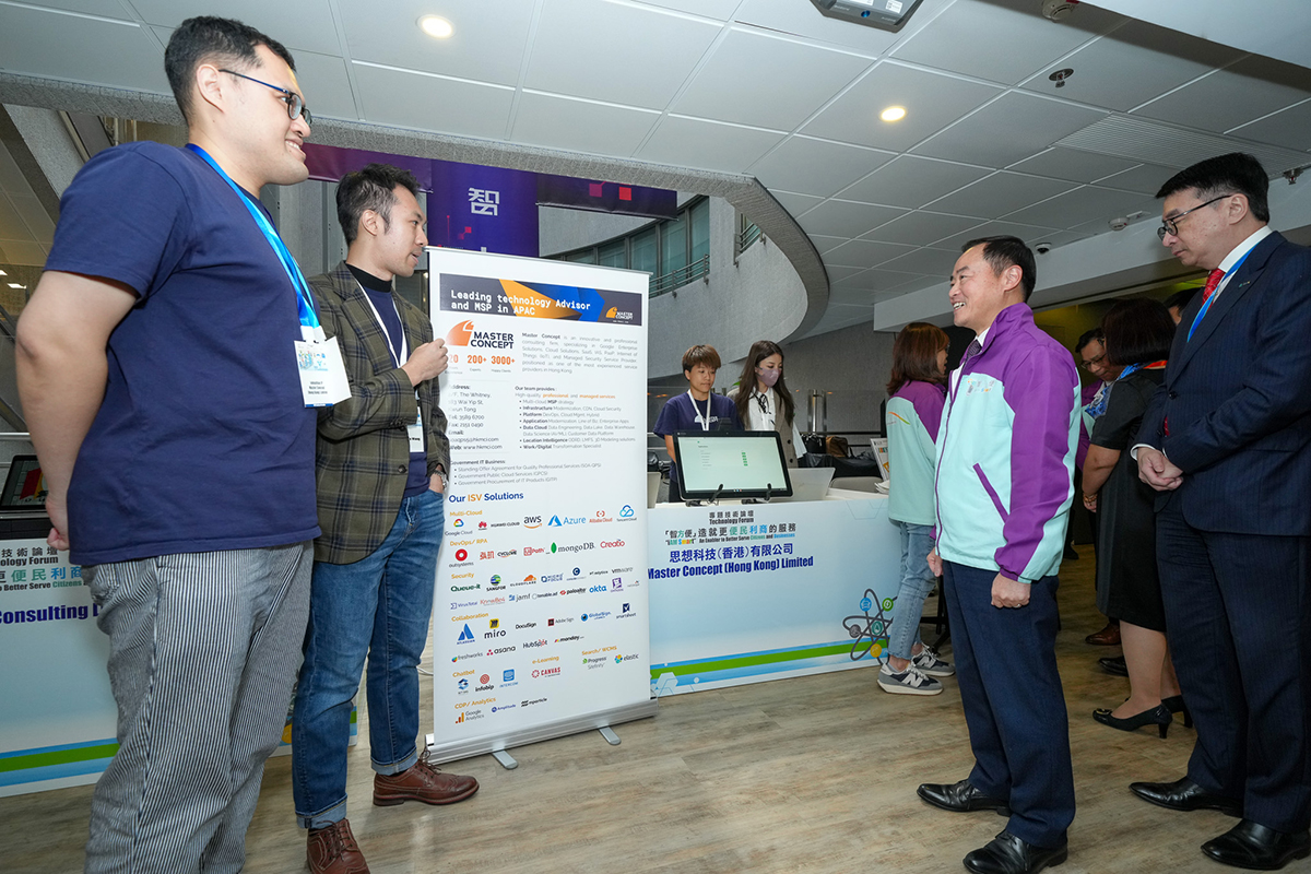 政府资讯科技总监黄志光（右二）今日（十月十三日）出席第十七届专题技术论坛并参观展览摊位，与创科业界交流。