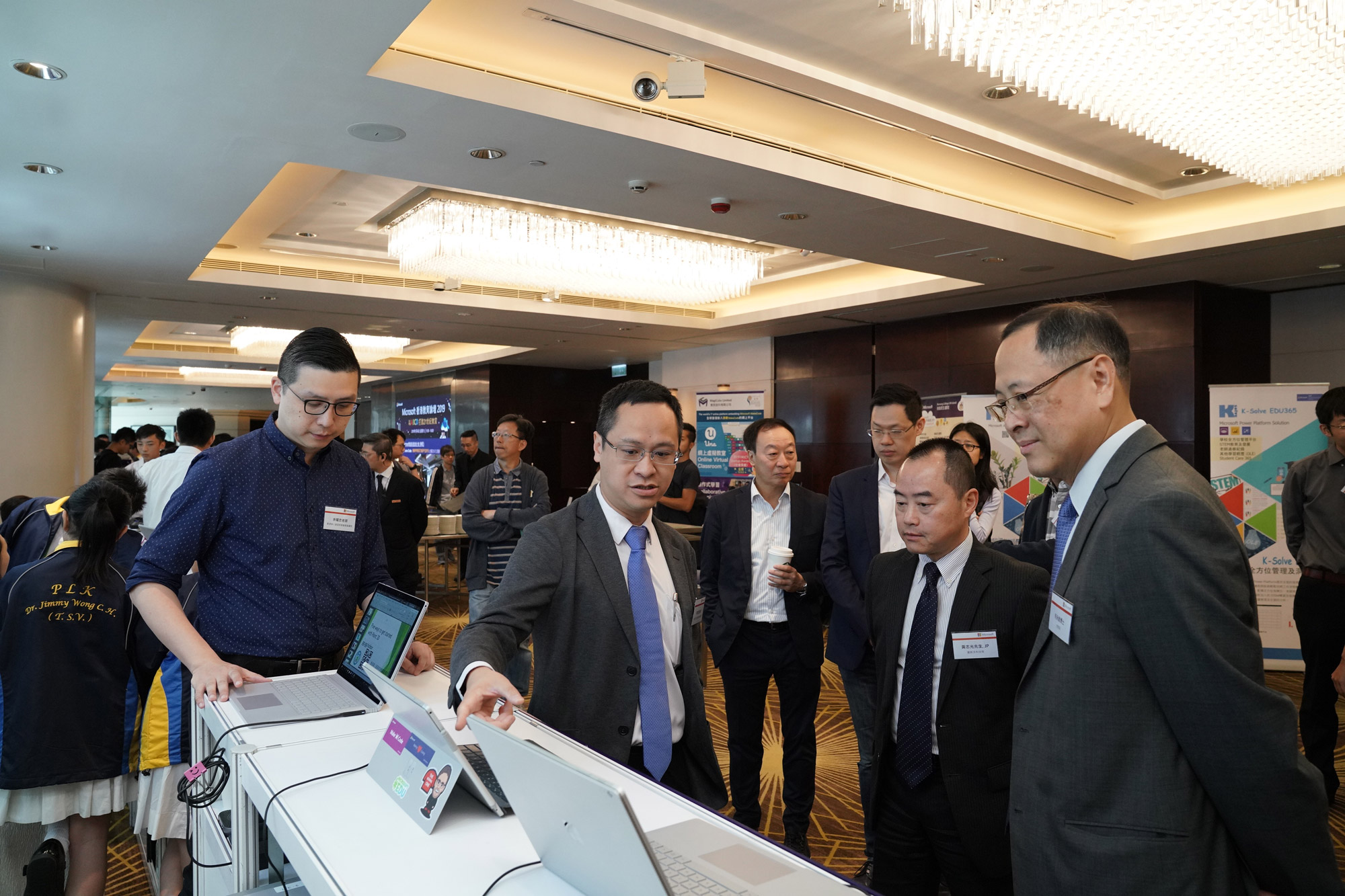 助理政府资讯科技总监（产业发展）黄志光先生（右二）于「Microsoft香港教育论坛2019」参观教育方案摊位