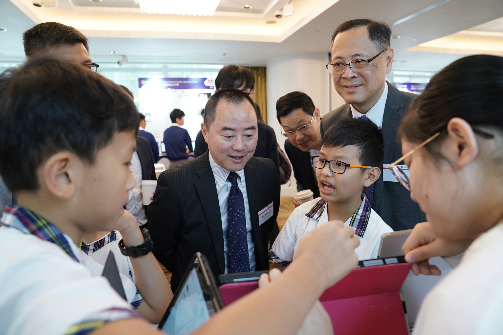 助理政府资讯科技总监（产业发展）黄志光先生（中）于「Microsoft香港教育论坛2019」参观学生的展品